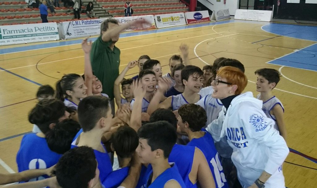 Gli Esordienti 2015/16 dopo la bella vittoria contro l'Argentario Basket (6/4/2016)