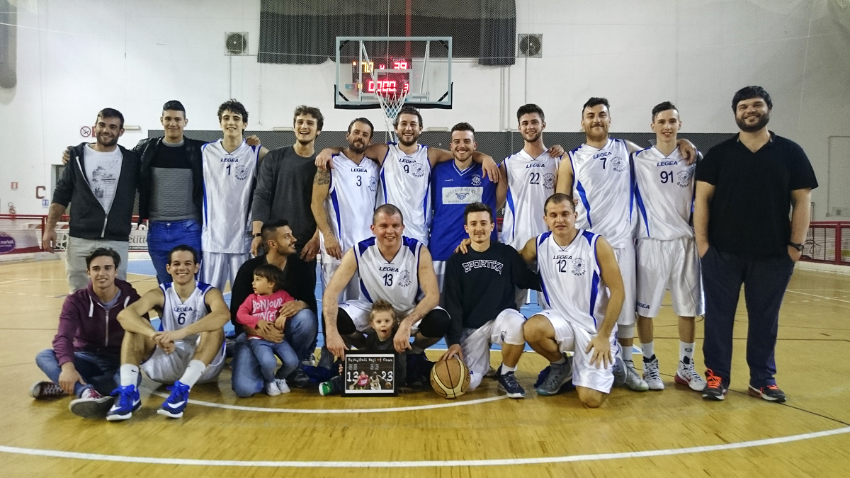 I ragazzi della Prima squadra dopo la vittoria nell'ultima giornata del campionato Promozione 2015/2016